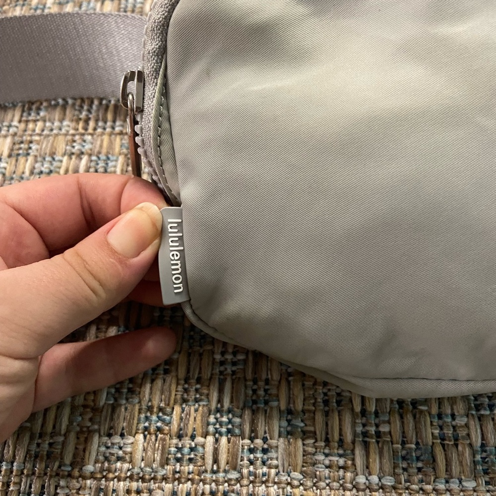 Lululemon Athletica Gray Belt Bag with Adjustable Straps - Picture 5 of 7